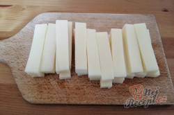Příprava receptu Dokonalá náhrada za smažený sýr. Bramborové tyčinky se sýrem uvnitř., krok 5