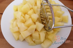 Příprava receptu Dokonalá náhrada za smažený sýr. Bramborové tyčinky se sýrem uvnitř., krok 1