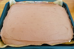 Příprava receptu Úžasný tvarohový koláč z hrnku s polevou ze zakysané smetany, krok 1