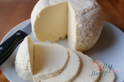 Příprava receptu Domácí sýr, který zvládne i začátečník. Z 2 l mléka vyrobíte 1 kg sýra., krok 2
