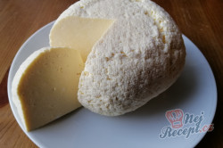 Příprava receptu Domácí sýr, který zvládne i začátečník. Z 2 l mléka vyrobíte 1 kg sýra., krok 1