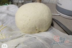 Recept Domácí sýr, který zvládne i začátečník. Z 2 l mléka vyrobíte 1 kg sýra.