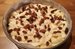 Příprava receptu Jablečný koláč ze zakysané smetany s rozinkami, krok 5