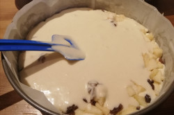Příprava receptu Jablečný koláč ze zakysané smetany s rozinkami, krok 4
