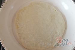 Příprava receptu Extra rychlé česnekové placky plněné sýrem, krok 4