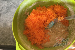 Příprava receptu Hrnkový špaldový koláček s mrkví a jogurtovou polevou, krok 4
