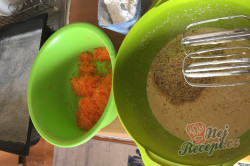 Příprava receptu Hrnkový špaldový koláček s mrkví a jogurtovou polevou, krok 3