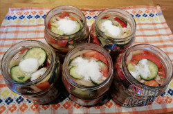 Příprava receptu Pestrý salát do skleniček, který vydrží celý rok, krok 5