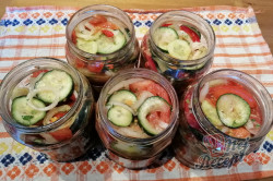 Příprava receptu Pestrý salát do skleniček, který vydrží celý rok, krok 4