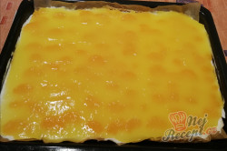 Příprava receptu Žravé řezy se zakysanou smetanou a mandarinkami, krok 4