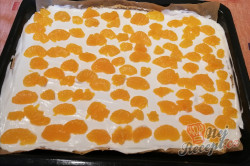 Příprava receptu Žravé řezy se zakysanou smetanou a mandarinkami, krok 3