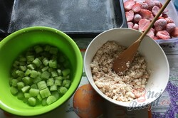 Příprava receptu Šťavnatý rebarborový jahodový koláček s tvarohem, krok 4