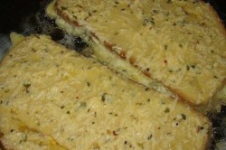 Příprava receptu Chlebíček ve vajíčku se strouhaným sýrem, krok 3