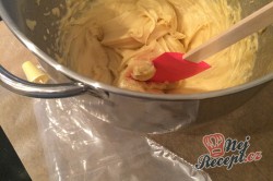 Příprava receptu Křehké větrníky s jahodovou dření, krok 4
