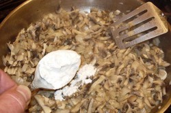 Příprava receptu Brambory plněné houbovou nádivkou, krok 4