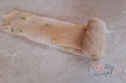 Příprava receptu Levné, rychlé a chutné chlebové placky s jarní cibulkou bez kynutí, krok 3