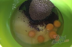 Příprava receptu Šťavnatý Milka koláč s grankem na hrnky, krok 2
