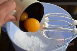 Příprava receptu Jednoduchý tvarohový dort s meruňkami , krok 2