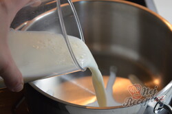 Příprava receptu Máte mléko a čokoládu? Připravte lahodný čokoládový dezert bez mouky a pečení, krok 1