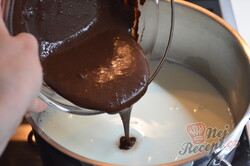 Příprava receptu Máte mléko a čokoládu? Připravte lahodný čokoládový dezert bez mouky a pečení, krok 4