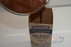 Příprava receptu Máte mléko a čokoládu? Připravte lahodný čokoládový dezert bez mouky a pečení, krok 8