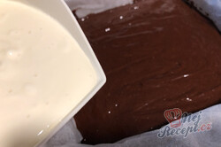 Příprava receptu Perfektní kombinace brownies těsta s cheesecake krémem a malinami, krok 5