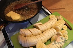 Příprava receptu Neodolatelný banánový chlebík s karamelovými banány, krok 3