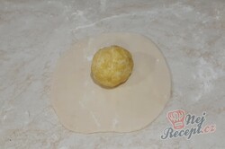 Příprava receptu Nejchutnější náhrada pečiva bez droždí, plněná bramborami se strouhaným sýrem, krok 4