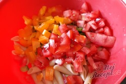 Příprava receptu Bombastický těstovinový salát se zakysanou smetanou. Oběd na stole za 15 minut., krok 1