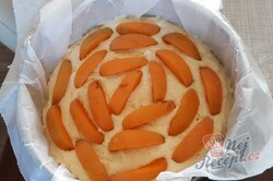 Příprava receptu Jemný ovocný skvost s meruňkami, který za 40 minut provoní kuchyň, krok 3