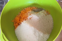 Příprava receptu Mrkvově kokosový koláč s citrónovou polevou, krok 2