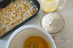 Příprava receptu Nakrájené broskve, salko, jednoduché těsto a výborný dezert je na světě, krok 3