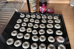 Příprava receptu Čertovy makové oči - makové cukroví s višňovým džemem, krok 6