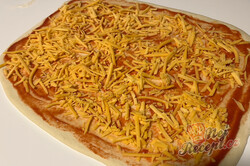 Příprava receptu Pokřivená pizza, zvládne i začátečník. Nejlepší slané pečivo, které můžete připravit na párty., krok 2