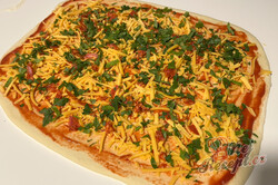 Příprava receptu Pokřivená pizza, zvládne i začátečník. Nejlepší slané pečivo, které můžete připravit na párty., krok 3
