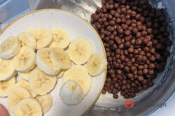 Příprava receptu Nejoblíbenější Nesquick zákusek s banánem a čoko oříškovou polevou, krok 3