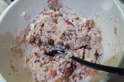 Příprava receptu Nejrychlejší nepečený koláč na světě - jahodový blesk s jogurtovým základem, krok 2