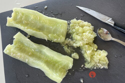 Příprava receptu Letní okurkový salát s ředkvičkami a cibulkou se zálivkou ze zakysané smetany, krok 1