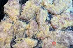 Příprava receptu Vynikající kuřecí řízky v sýrovo-česnekovém těstíčku bez smažení, trojobalu a zbytečného nepořádku v kuchyni., krok 4