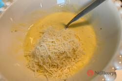 Příprava receptu Vynikající kuřecí řízky v sýrovo-česnekovém těstíčku bez smažení, trojobalu a zbytečného nepořádku v kuchyni., krok 2