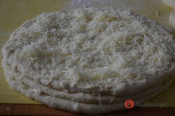 Recept na nejlepší domácí sýrové croissanty z jogurtového těsta, krok 2