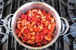 Příprava receptu Domácí jahodový sirup, krok 2