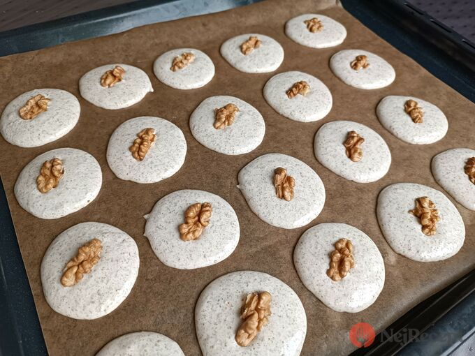 Recept Zbyly vám vaječné bílky z vánočního pečení? Vyzkoušejte tyto křehké ořechové koláčky.