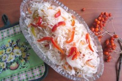 Příprava receptu Zelný salát s paprikou, cibulí a mrkví, krok 4