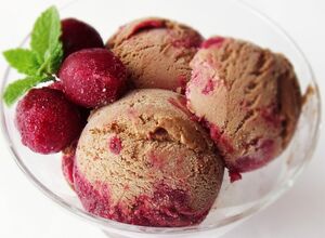 Recept Domácí exkluzivní čokoládová zmrzlina s třešňovou omáčkou