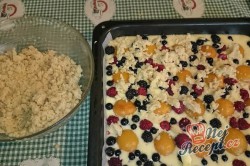 Příprava receptu Ovocný koláč s drobenkou, krok 7