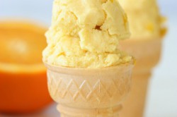 Příprava receptu Pomerančová zmrzlina připravena ze dvou surovin, krok 2