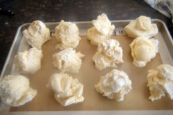 Příprava receptu Zmrzlinové kuličky obalené v pečených corn flakes, krok 1