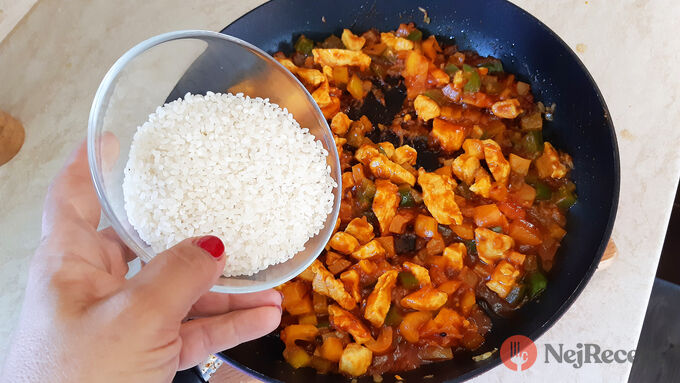 Recept Kuřecí masíčko s rýží tak trochu jinak – vše z jedné pánve