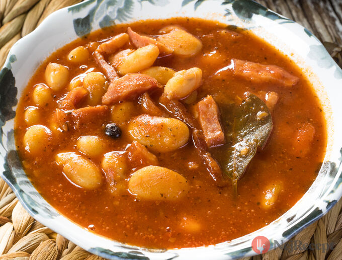 Recept Nejlepší a nejsytější Maďarská fazolová polévka. Doporučujeme vařit na všechny svátky.